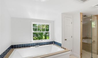 24 Wildflower Rd, Barrington, RI 02806