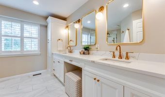 13153 Barrett Meadows Dr, Des Peres, MO 63021