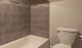 17 Edgewood St, Cromwell, CT 06416
