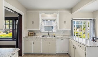 425 N 9th St, Adel, IA 50003