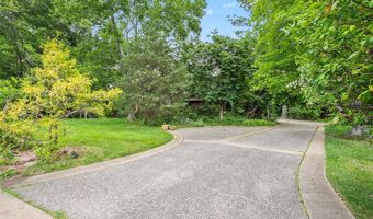 16 Meadowbrook Country Club Est, Ballwin, MO 63011