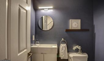 927 S ROLFE St 2, Arlington, VA 22204