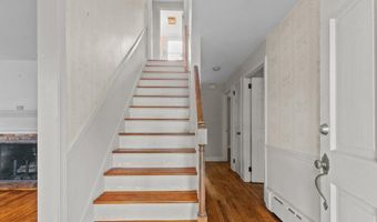 8 North Dr, Middletown, RI 02842
