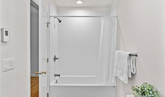 6 North Ln, Barrington, RI 02806