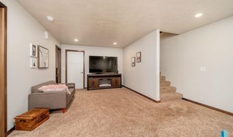 2726 E Sunburst Dr, Brandon, SD 57005
