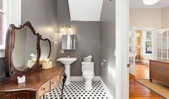 3 Memorial Blvd, Newport, RI 02840