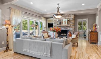 11 Hearthstone Dr, Asheville, NC 28803