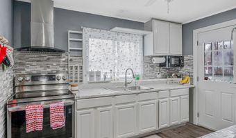 26 Smith St, Amityville, NY 11701
