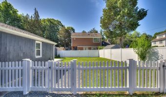 33 Spruce Ln, Bristol, RI 02809