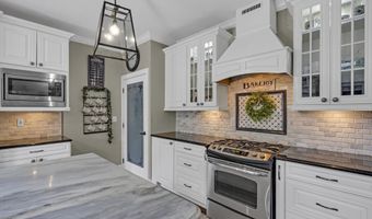 6 Surle Ct, Bayville, NJ 08721