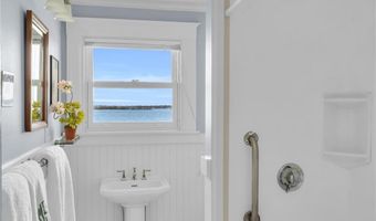 4 Van Zandt Ave, Newport, RI 02840