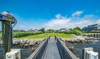 32 Unqua Pl, Amityville, NY 11701