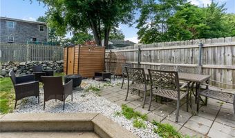 33 Wapping Dr, Bristol, RI 02809