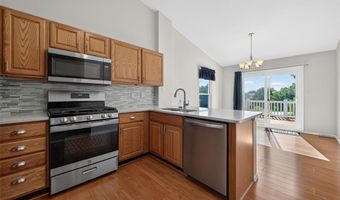 812 Whispering Village Cir, Ballwin, MO 63021