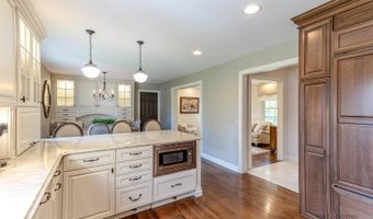 22205 W PINEVIEW Dr, Antioch, IL 60002