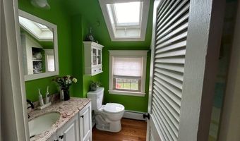 7 Boulevard E, Middletown, RI 02842