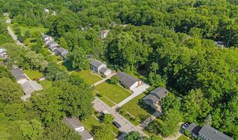 300 Chatham Dr, Aurora, OH 44202