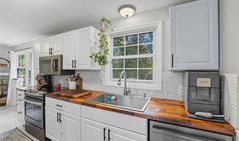 94 Maxson Hill Rd, Hopkinton, RI 02804