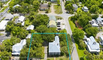 128 4th St, Apalachicola, FL 32320