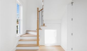 7 Sheffield Ave, Newport, RI 02840