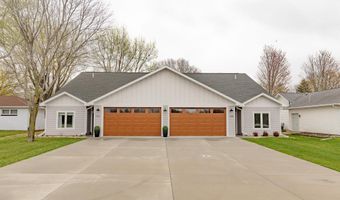 1018 Emerald Hills Dr, Arnolds Park, IA 51331