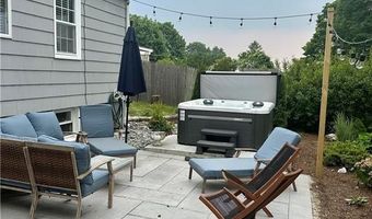 17 Rosedale Ct, Middletown, RI 02842