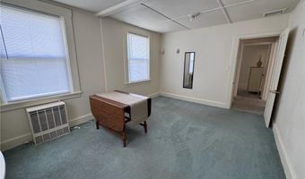 44 Crest St, Middletown, RI 02842
