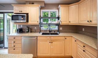 51 Aspen Cir, Albany, NY 12208