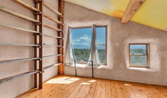 77 North Rd, Carson, NM 87517