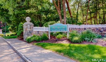 14 Woodcrest Ln 14, Danbury, CT 06810