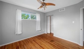 236 Hillcrest Blvd, Ballwin, MO 63021