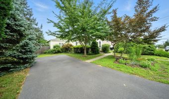 29 Park Ave, Belford, NJ 07718