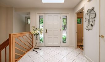 15 Inverness Rd, Falmouth, ME 04105