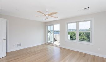 10 Mount Hope Ave, Portsmouth, RI 02871