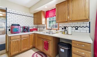 4 Skyline Dr, Adrian, MO 64720