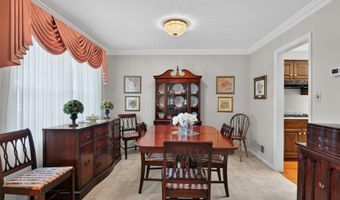 8024 GARLOT Dr, Annandale, VA 22003