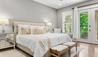 884 Village Brook Ct, Ballwin, MO 63021