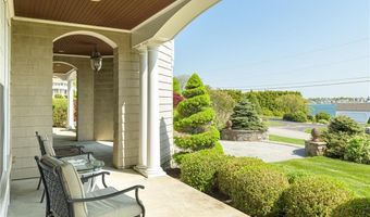 99 N Cliff Dr, Narragansett, RI 02882