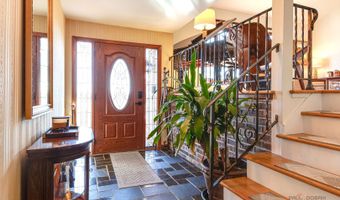 2042 S Goebbert Rd, Arlington Heights, IL 60005