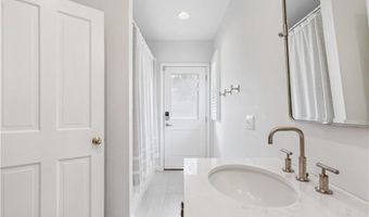 101 County Rd, Barrington, RI 02806