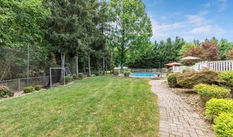 44 Devonshire Ct, Middletown, NJ 07748