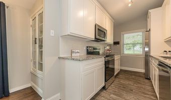 250 Sunset Dr, Ballwin, MO 63011