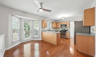 1043 Oakwood Farms Ln, Ballwin, MO 63021