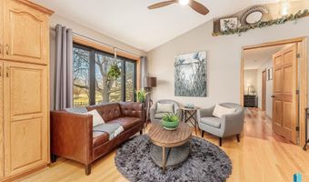 408 N Oak Ridge Rd, Brandon, SD 57005