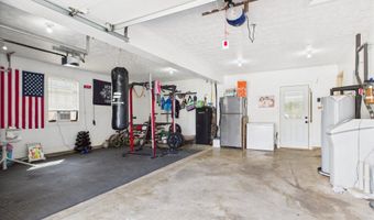 121 Woodland Dr, Hartford City, IN 47348