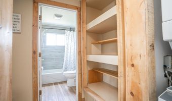 3650 NE 54th Pl, Des Moines, IA 50317