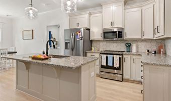 18508 Parkway Pines Dr, Bauxite, AR 72011