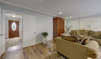 4 Lee Cir, Bloomfield, CT 06002