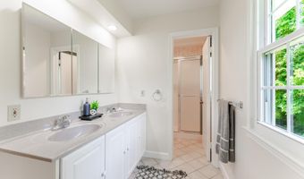8202 EXCALIBUR Ct, Annandale, VA 22003