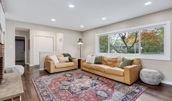 2 Sunset Ln, Algonquin, IL 60102